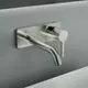 Wand-Waschtischarmatur von Ideal Standard mit eckiger Rosette und einem langen Auslauf. Die Oberfläche ist in einem matten Silber gehalten.